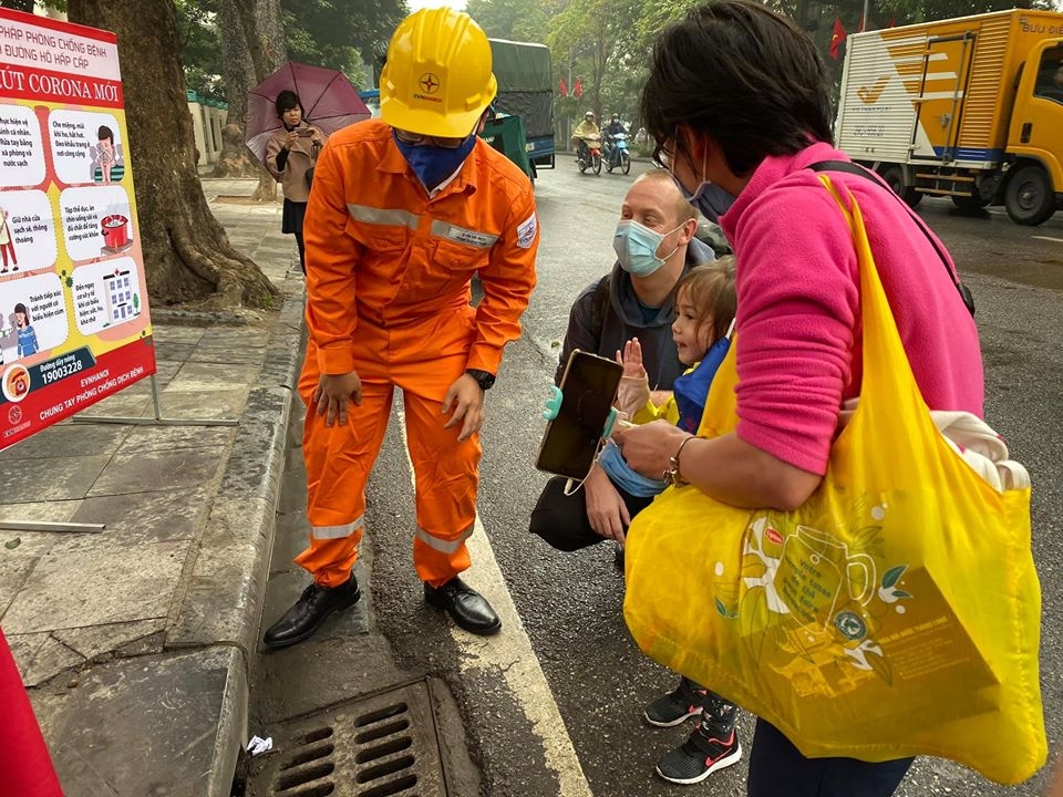 Tổng Công ty Điện lực TP Hà Nội: Phát khẩu trang phòng ngừa virus corona cho NLĐ tong cong ty dien luc tp ha noi phat khau trang phong ngua virus corona cho nld