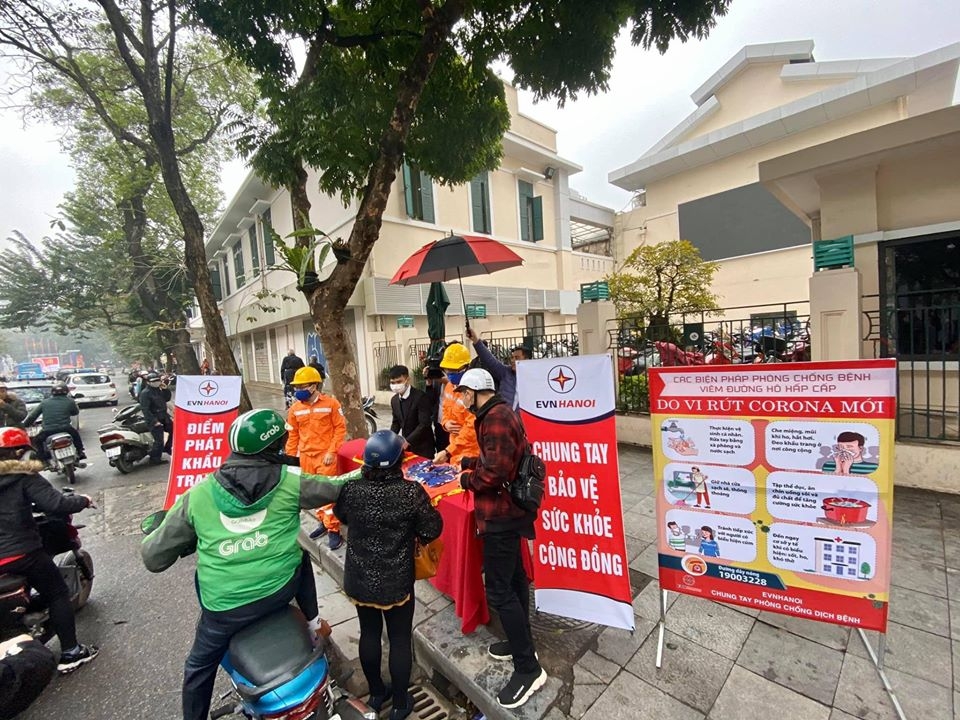 Tổng Công ty Điện lực TP Hà Nội: Phát khẩu trang phòng ngừa virus corona cho NLĐ tong cong ty dien luc tp ha noi phat khau trang phong ngua virus corona cho nld