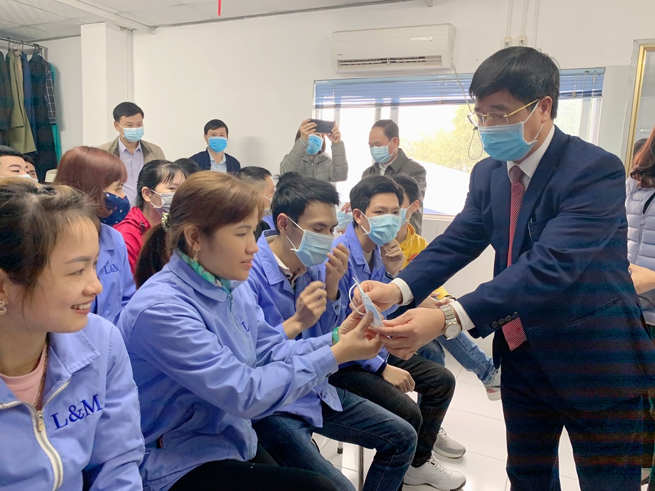 Trao khẩu trang và nước sát khuẩn miễn phí cho người lao động