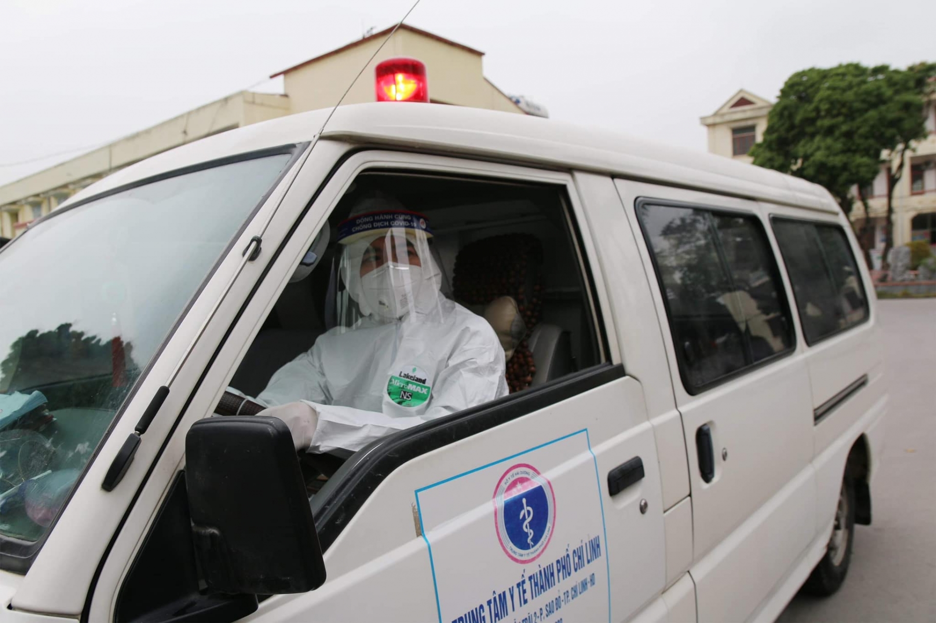 Tổng Liên đoàn và Công đoàn Y tế Việt Nam thăm, động viên cán bộ y tế nơi tuyến đầu