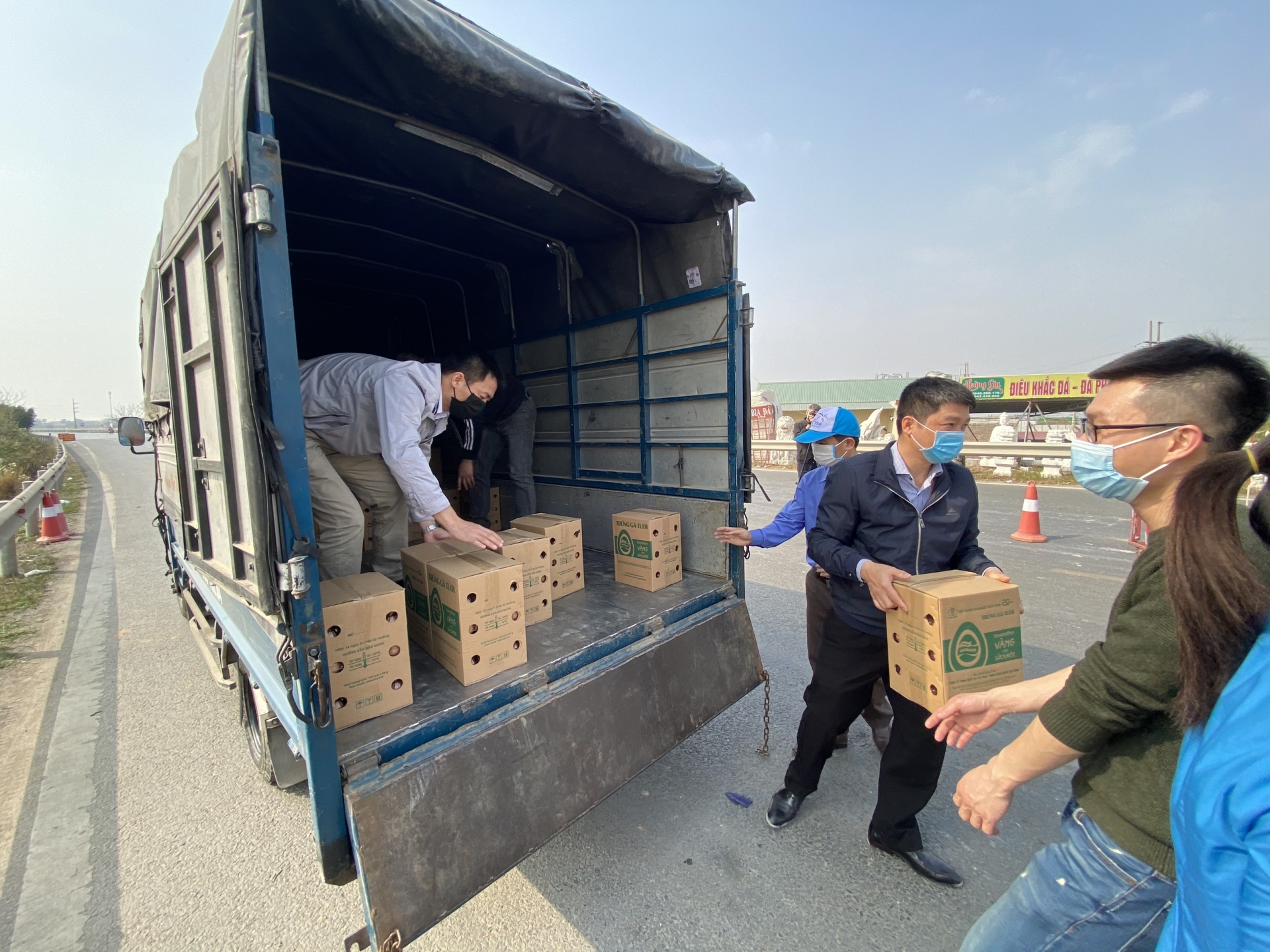 Tặng 5.000 quả trứng gà cho công nhân Hải Dương phải cách ly vì Covid-19 Tặng 5.000 quả trứng gà cho công nhân Hải Dương phải cách ly vì Covid-19