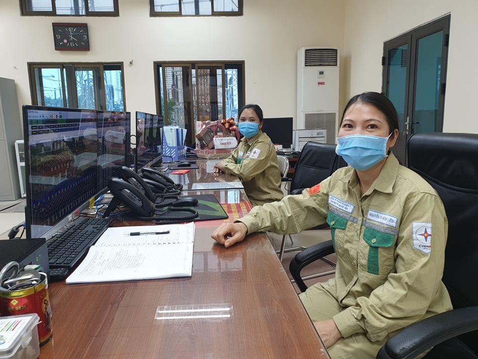 Phút chạnh lòng về Tết của nữ công nhân truyền tải điện