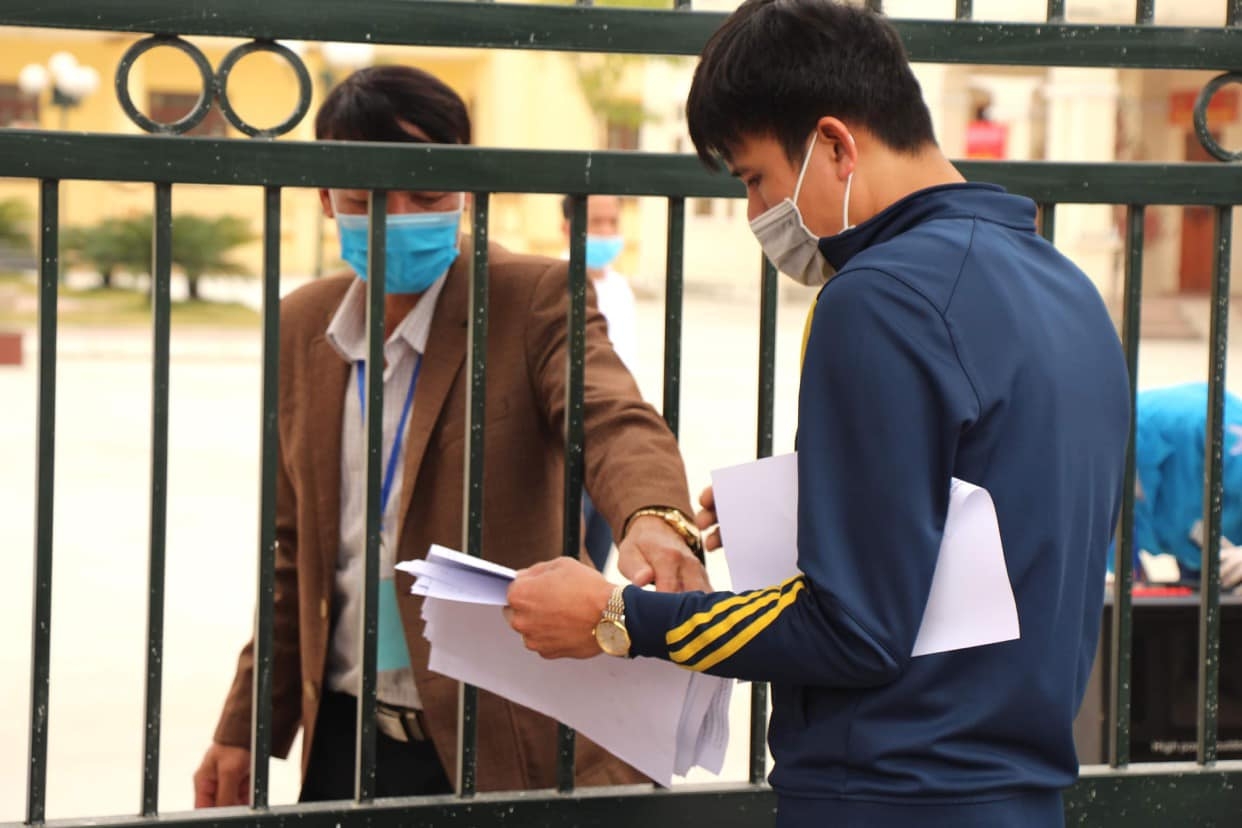 Chưa hết Tết, công nhân xếp hàng chờ giấy chứng nhận ra vào khu công nghiệp