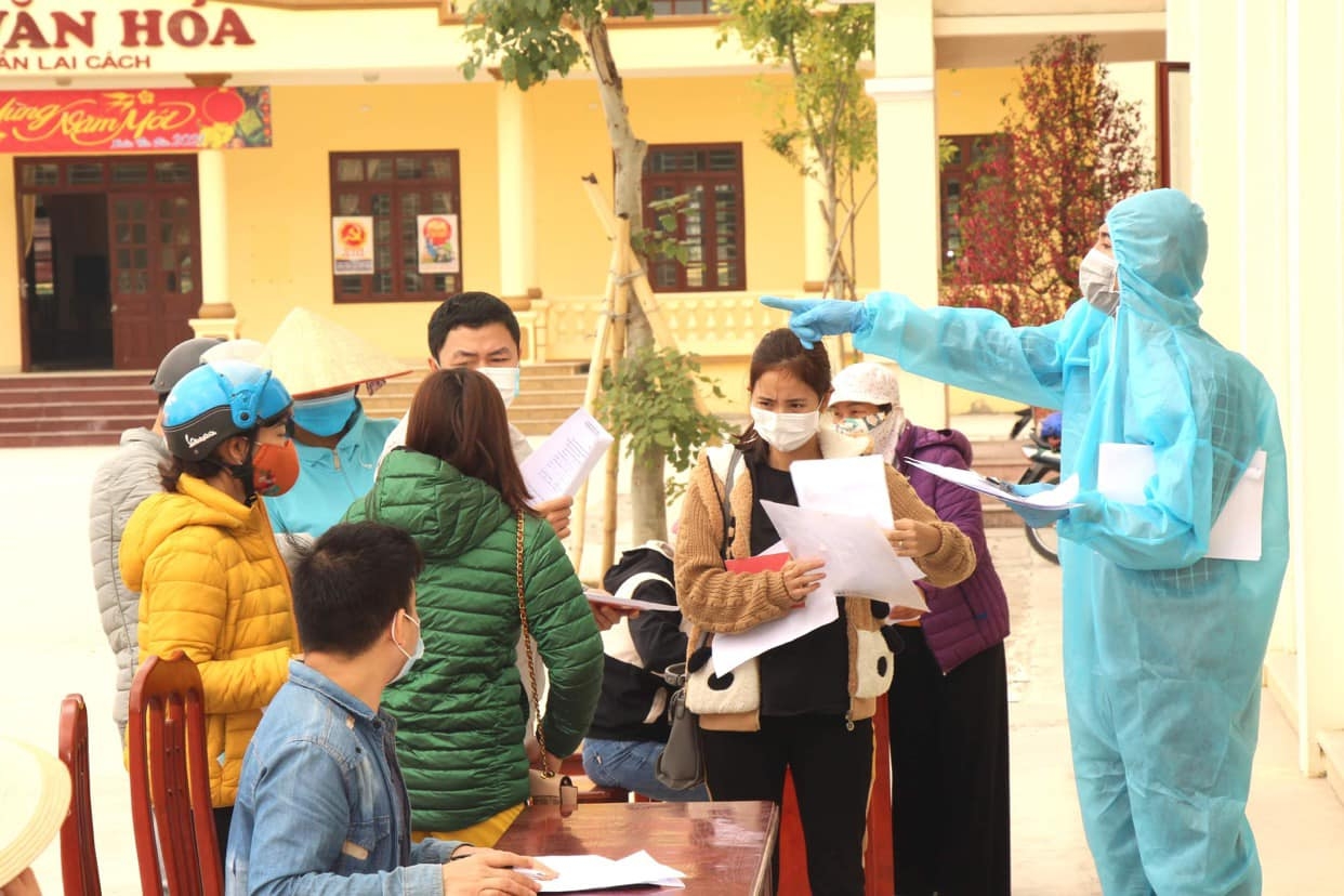 Chưa hết Tết, công nhân xếp hàng chờ giấy chứng nhận ra vào khu công nghiệp