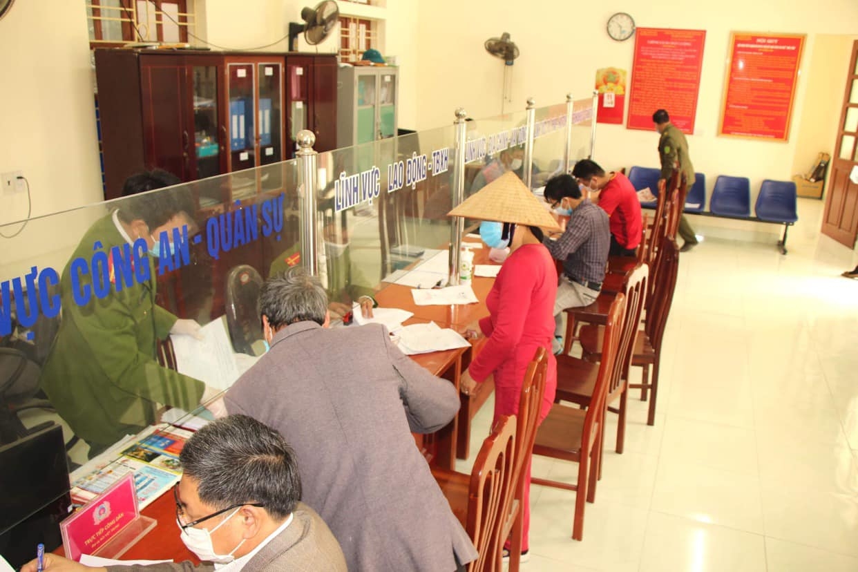 Chưa hết Tết, công nhân xếp hàng chờ giấy chứng nhận ra vào khu công nghiệp