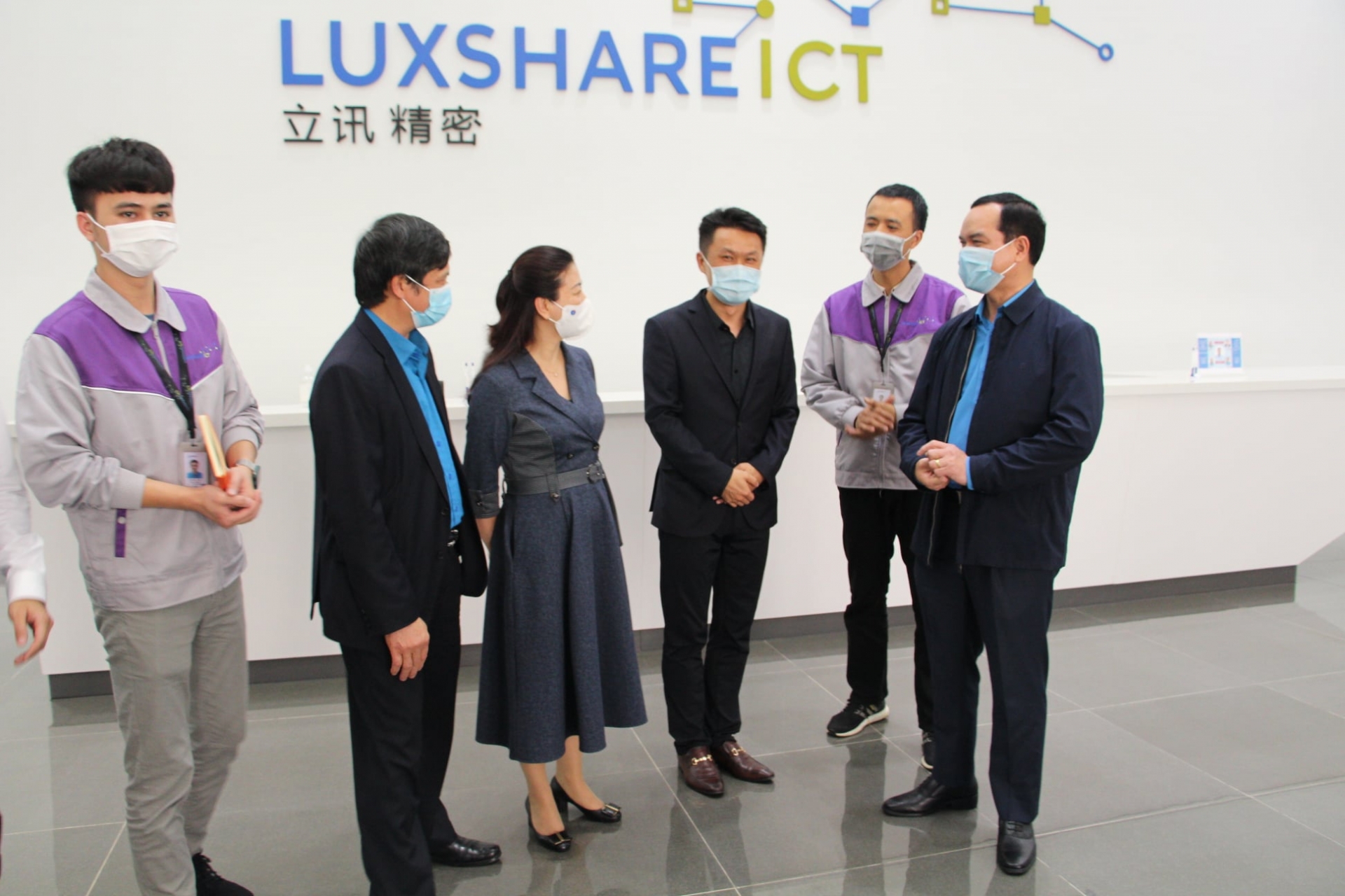 Chủ tịch Tổng LĐLĐ Việt Nam tặng quà công nhân và kiểm tra công tác phòng chống dịch