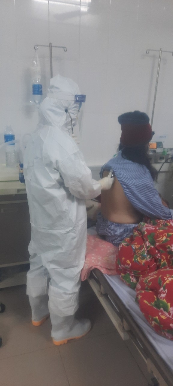 “Bệnh nhi có bố mẹ dương tính, ông bà là F1, F0, tôi rất thương”