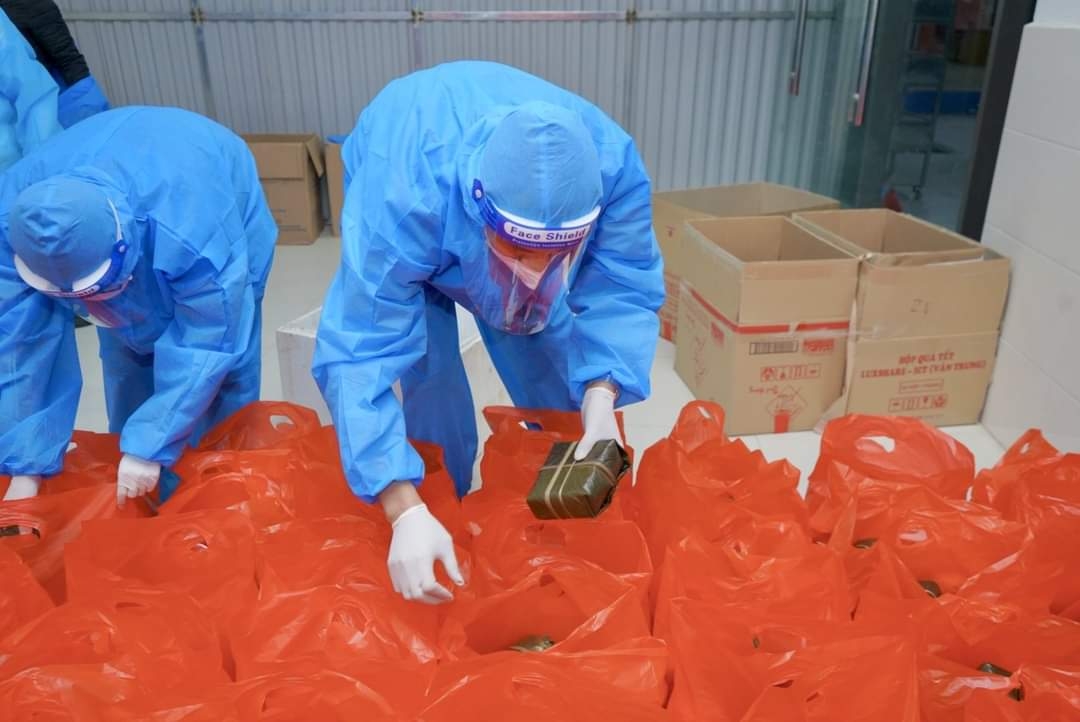 Trao quà Tết cho công nhân F0 của doanh nghiệp mình và doanh nghiệp bạn Trao quà Tết cho công nhân F0 của doanh nghiệp mình và doanh nghiệp bạn