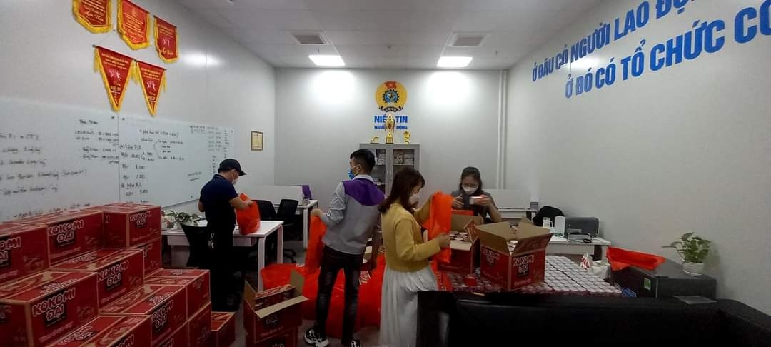 Trao quà Tết cho công nhân F0 của doanh nghiệp mình và doanh nghiệp bạn Trao quà Tết cho công nhân F0 của doanh nghiệp mình và doanh nghiệp bạn