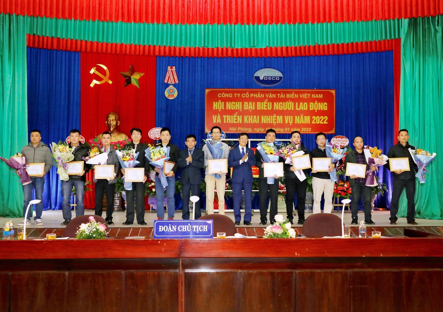 Giữa lúc nhiều thuyền viên bỏ việc, vẫn còn những người lao động quên mình trên biển