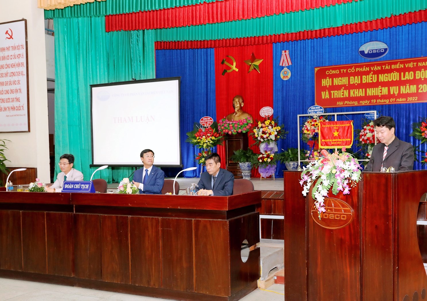 Giữa lúc nhiều thuyền viên bỏ việc, vẫn còn những người lao động quên mình trên biển