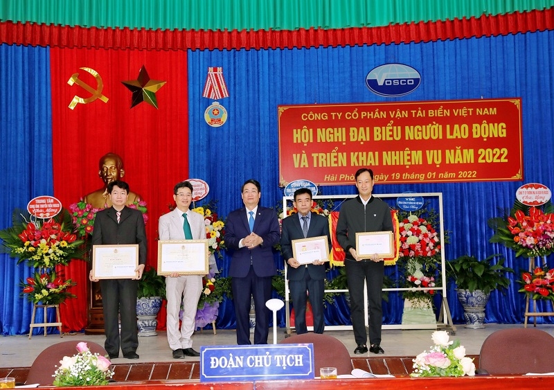 Giữa lúc nhiều thuyền viên bỏ việc, vẫn còn những người lao động quên mình trên biển