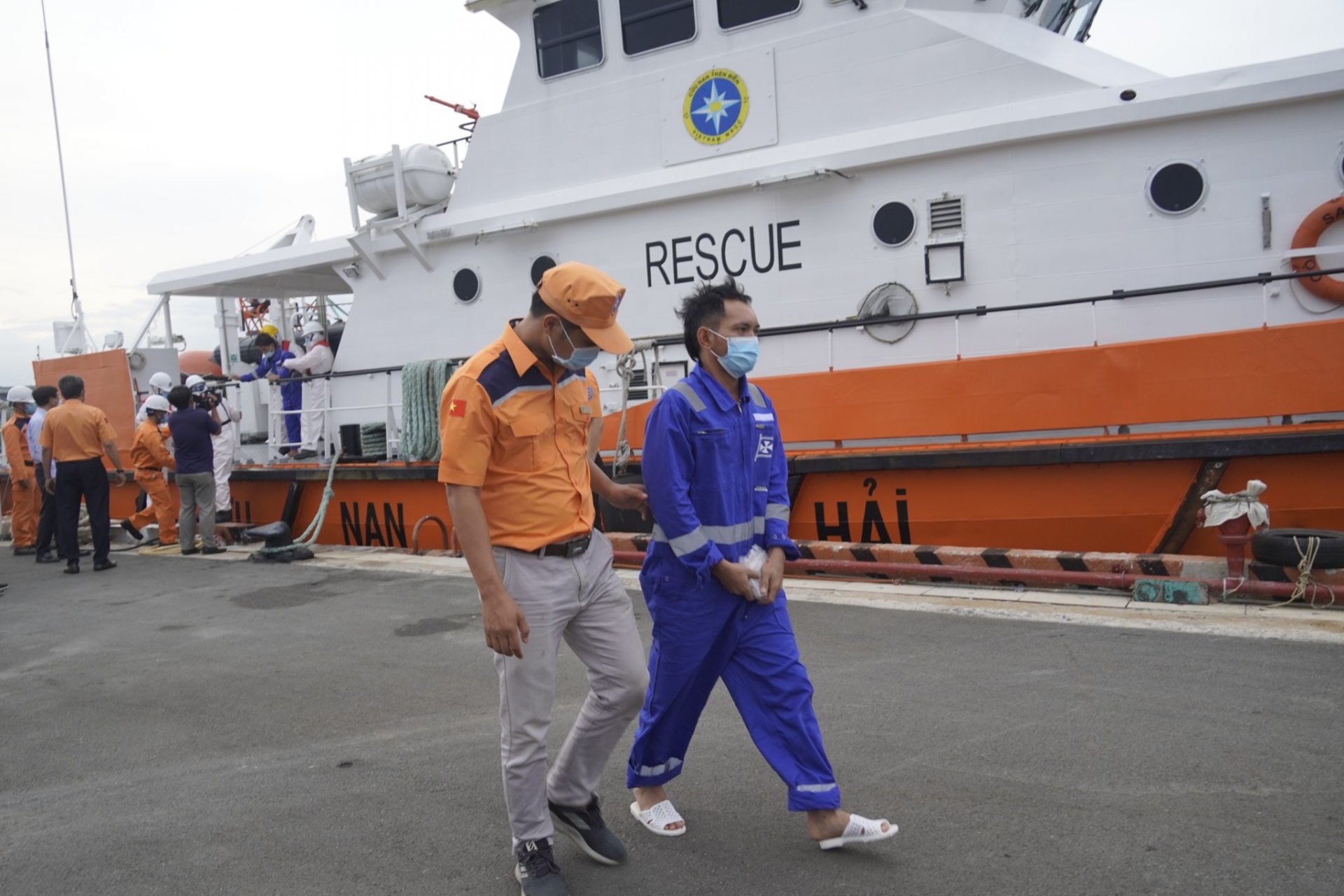 Tìm kiếm 8 thuyền viên gặp nạn trong điều kiện thời tiết rất xấu Tìm kiếm 8 thuyền viên gặp nạn trong điều kiện thời tiết rất xấu