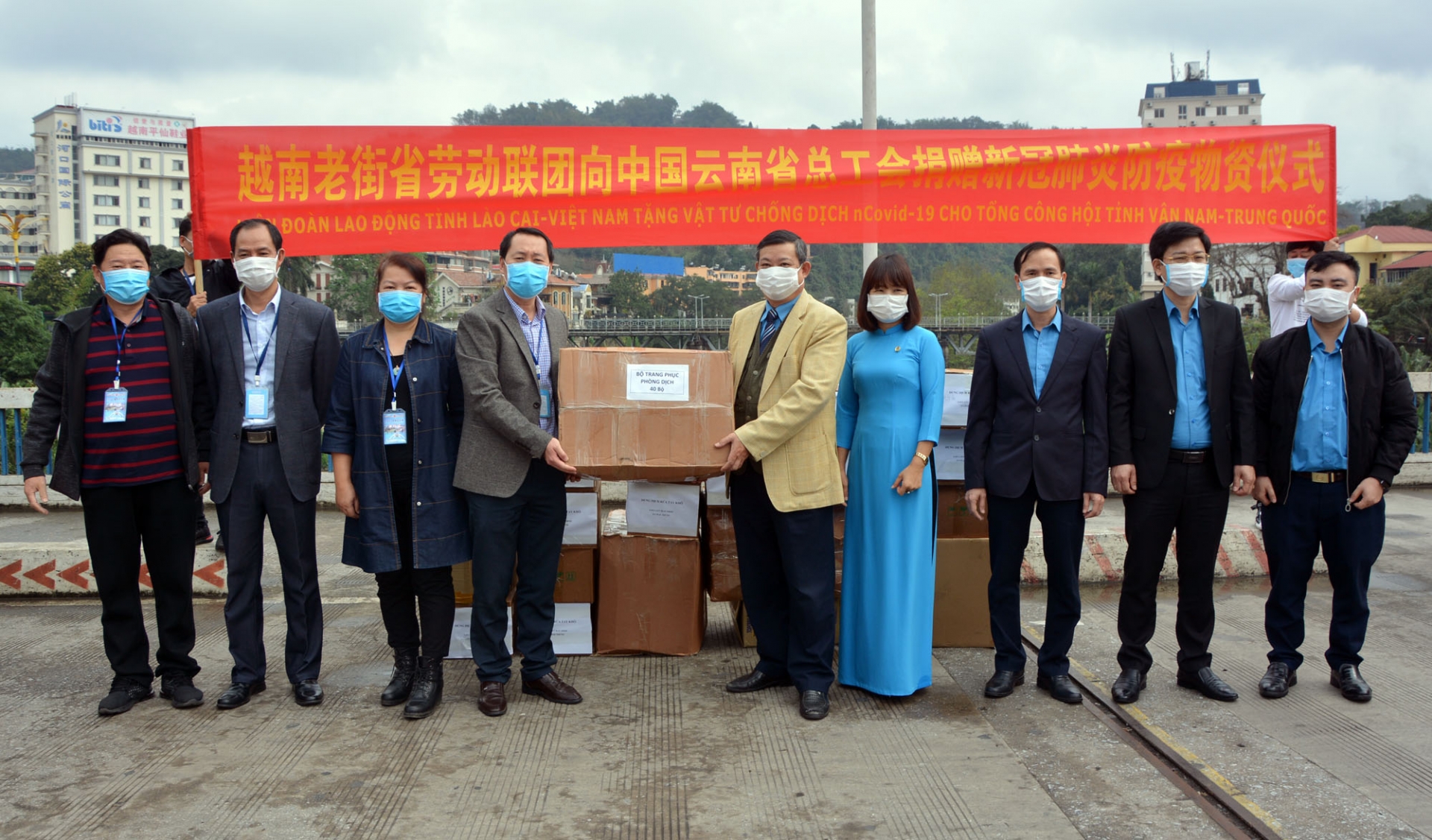 Trao tặng vật tư y tế phòng chống Covid-19 cho Tổng Công hội Vân Nam