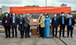 Trao tặng vật tư y tế phòng chống Covid-19 cho Tổng Công hội Vân Nam