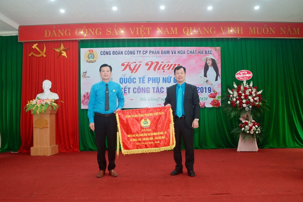 Biểu dương 385 lao động nữ “Giỏi việc nước - Đảm việc nhà” bieu duong 385 lao dong nu gioi viec nuoc dam viec nha