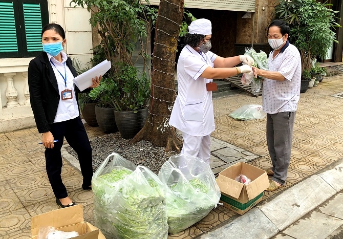 Trạm trưởng y tế phường Trúc Bạch quyết tâm chống dịch Covid-19 dù ở tuổi sắp nghỉ hưu tram truong y te phuong truc bach quyet tam chong dich covid 19 du o tuoi sap nghi huu