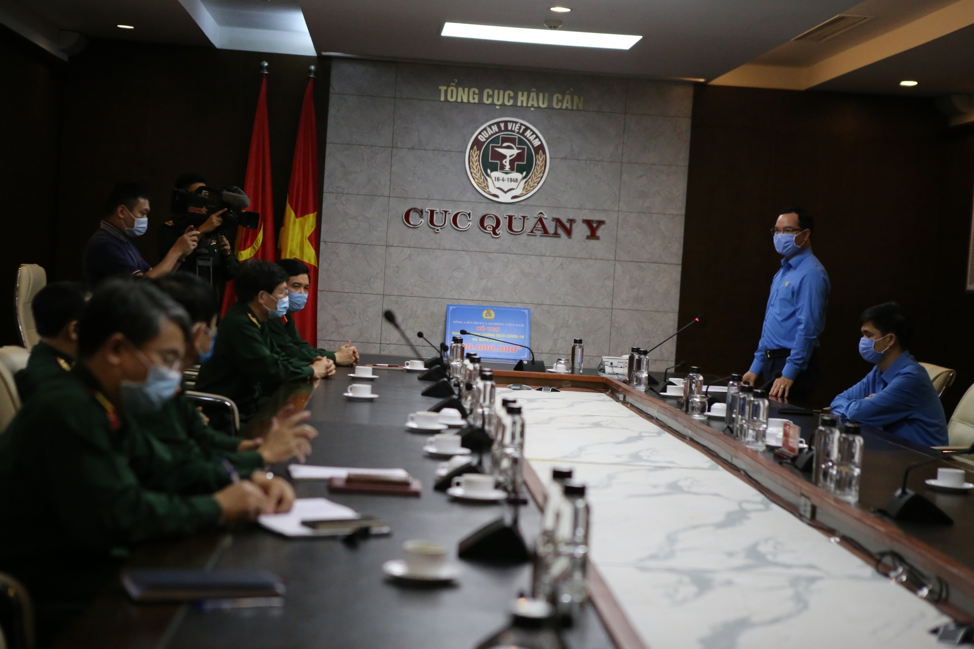 Tổng Liên đoàn Lao động Việt Nam hỗ trợ lực lượng tuyến đầu chống dịch 2 tỷ đồng tong lien doan lao dong viet nam ho tro luc luong tuyen dau chong dich 2 ty dong