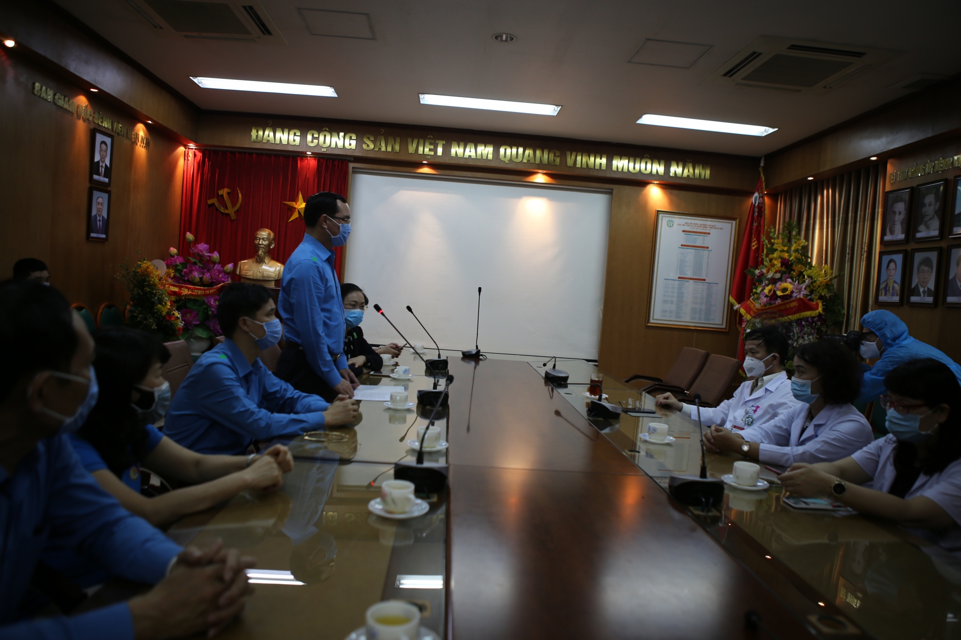 Tổng Liên đoàn Lao động Việt Nam hỗ trợ lực lượng tuyến đầu chống dịch 2 tỷ đồng tong lien doan lao dong viet nam ho tro luc luong tuyen dau chong dich 2 ty dong