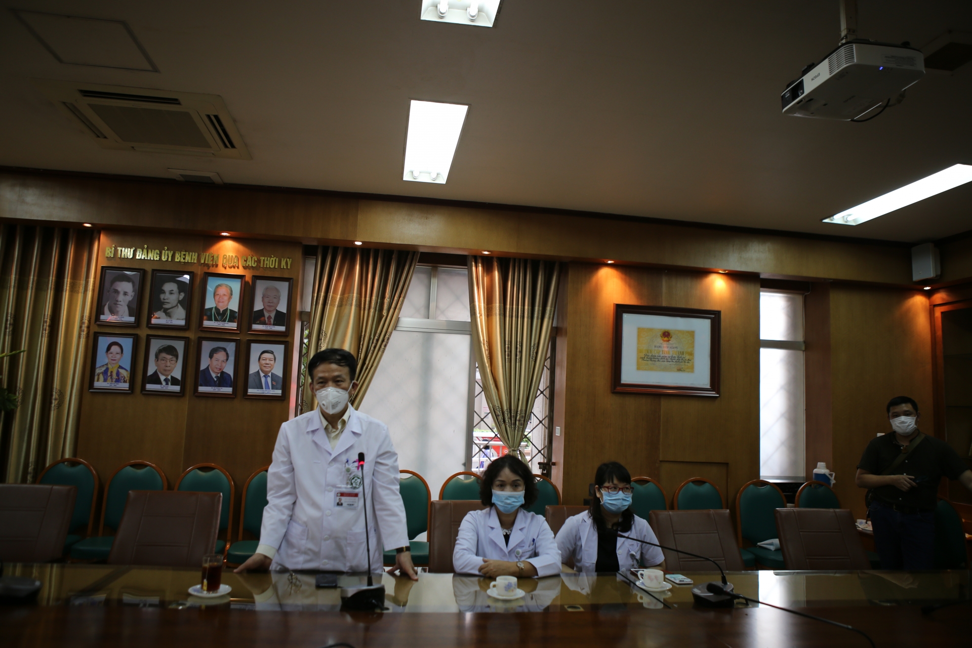 Hà Nội khuyến cáo ai vào Bệnh viện Bạch Mai trong 14 ngày qua tự cách ly y tế ha noi khuyen cao ai vao benh vien bach mai trong 14 ngay qua tu cach ly y te