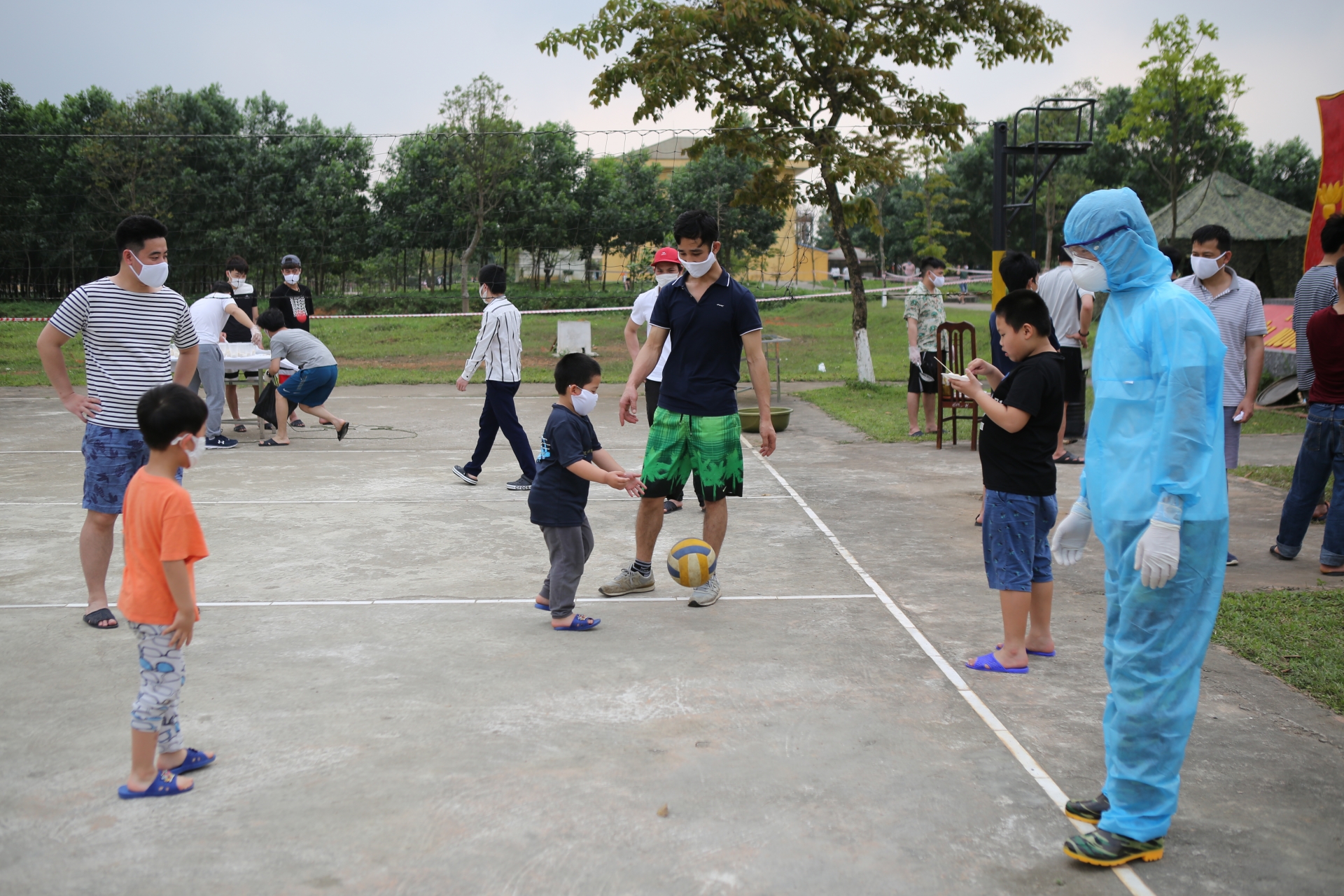 banh troi banh chay va tinh quan dan trong khu cach ly quan doi
