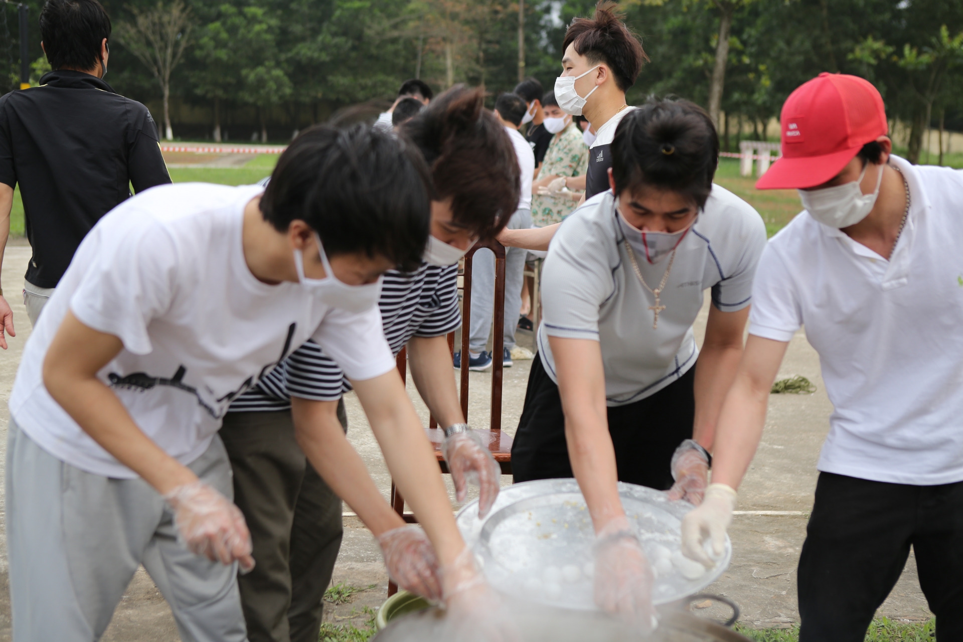 banh troi banh chay va tinh quan dan trong khu cach ly quan doi