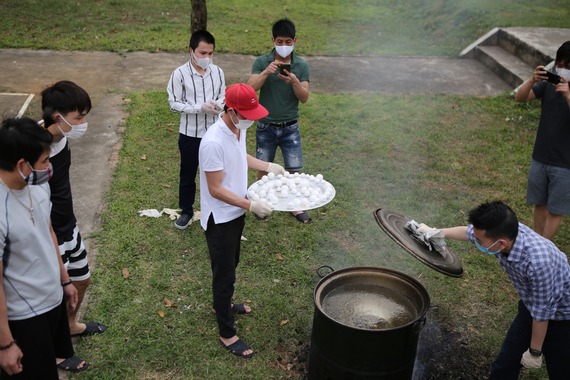 banh troi banh chay va tinh quan dan trong khu cach ly quan doi