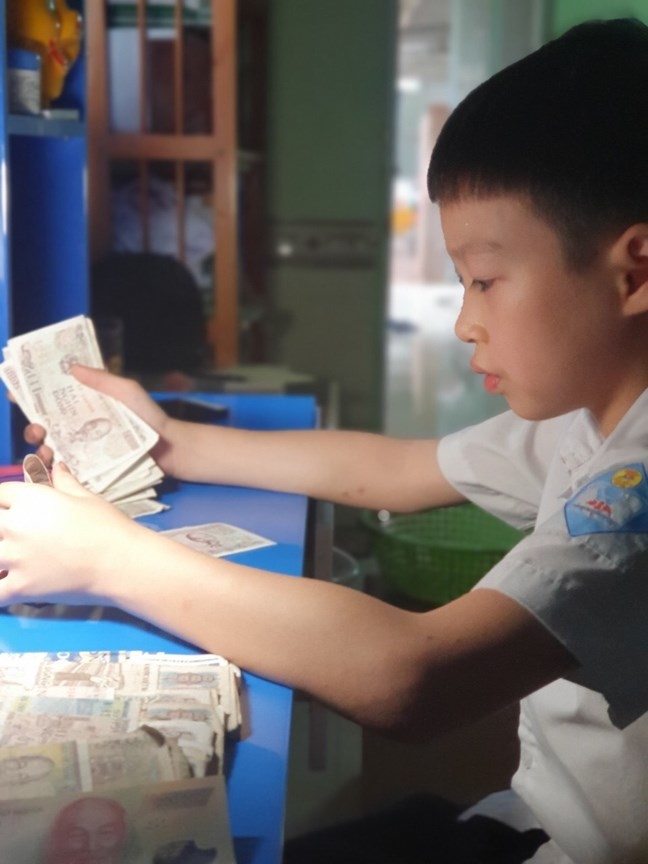 Cậu bé ủng hộ cán bộ tuyến đầu chống dịch bằng tiền tiết kiệm từ mẫu giáo cau be ung ho can bo tuyen dau chong dich bang tien tiet kiem tu mau giao