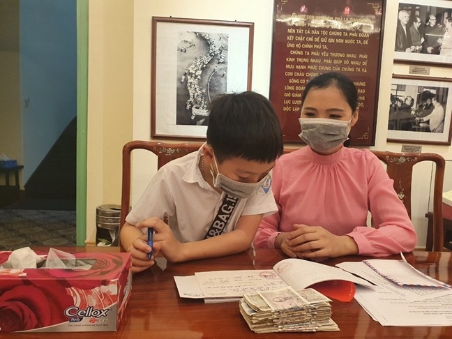 Cậu bé ủng hộ cán bộ tuyến đầu chống dịch bằng tiền tiết kiệm từ mẫu giáo cau be ung ho can bo tuyen dau chong dich bang tien tiet kiem tu mau giao