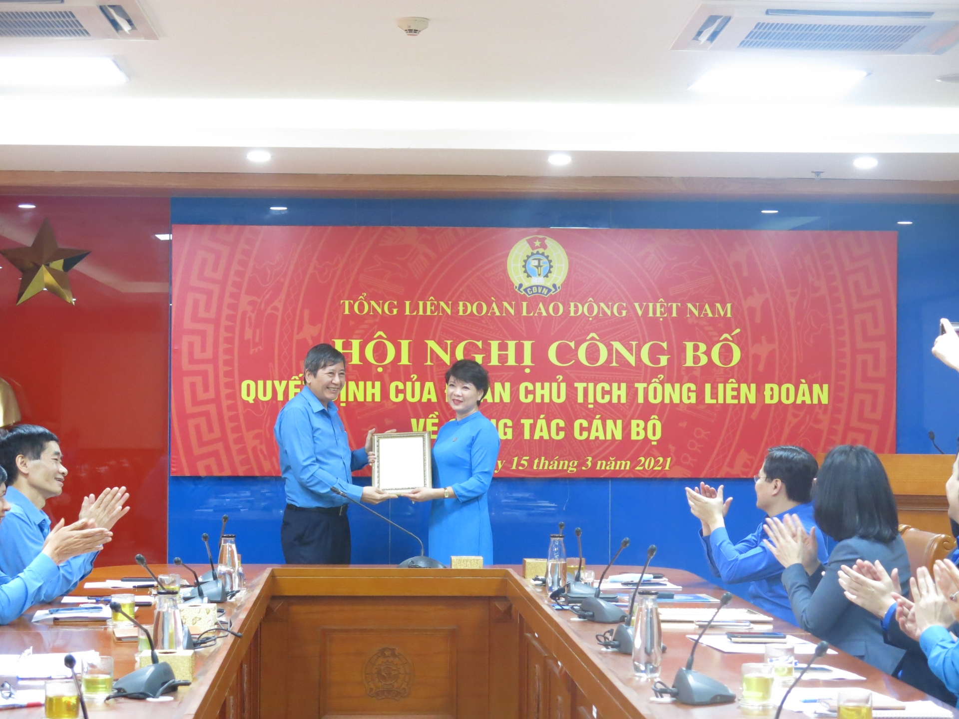 Tổng liên đoàn công bố quyết định Quyền Trưởng ban Tuyên giáo và ban Quan hệ Lao động Tổng liên đoàn công bố quyết định Quyền Trưởng ban Tuyên giáo và ban Quan hệ Lao động