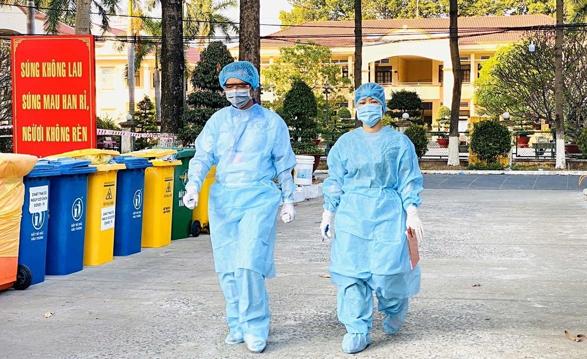 Điều dưỡng khu cách ly khóc vì dự đám tang ông ngoại qua live-stream điện thoại Điều dưỡng khu cách ly khóc vì dự đám tang ông ngoại qua live-stream điện thoại