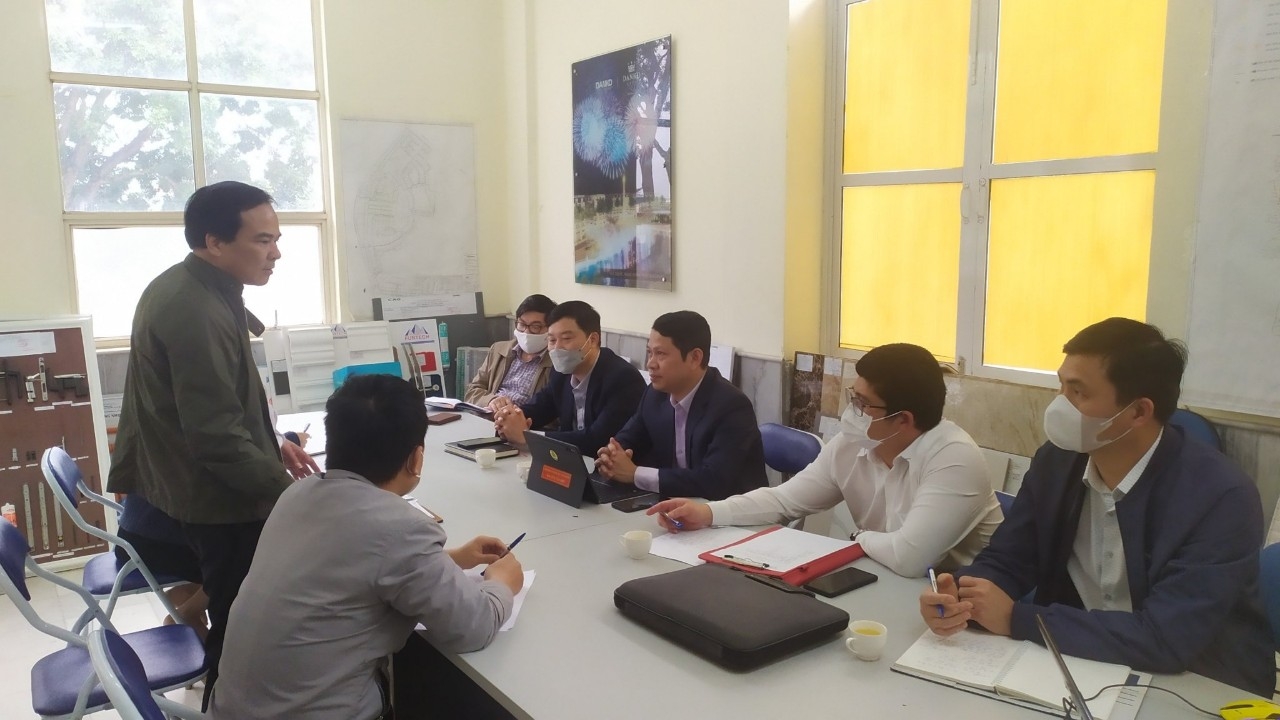 “Chúng tôi rất bức xúc vì sự thất hẹn của nhà thầu lẫn chủ đầu tư” “Chúng tôi rất bức xúc vì sự thất hẹn của nhà thầu lẫn chủ đầu tư”