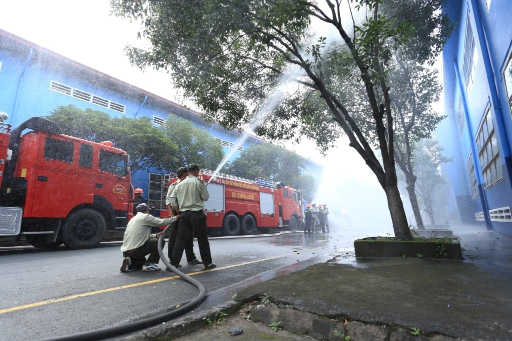 Phong trào thi đua toàn diện gắn với an toàn lao động, danh dự của từng xí nghiệp Phong trào thi đua toàn diện gắn với an toàn lao động, danh dự của từng xí nghiệp