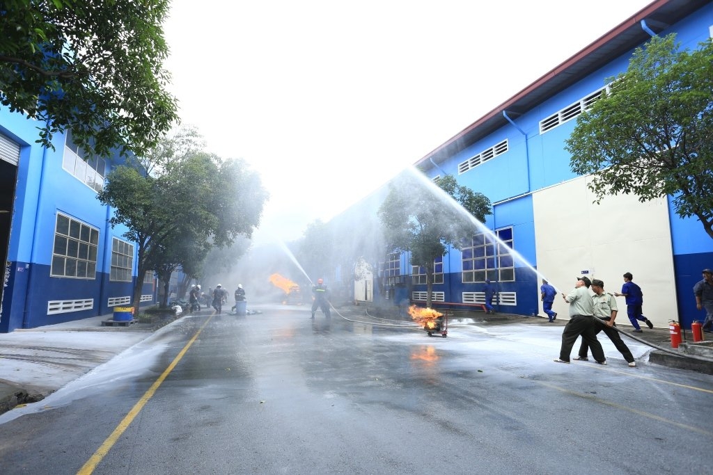 Phong trào thi đua toàn diện gắn với an toàn lao động, danh dự của từng xí nghiệp Phong trào thi đua toàn diện gắn với an toàn lao động, danh dự của từng xí nghiệp