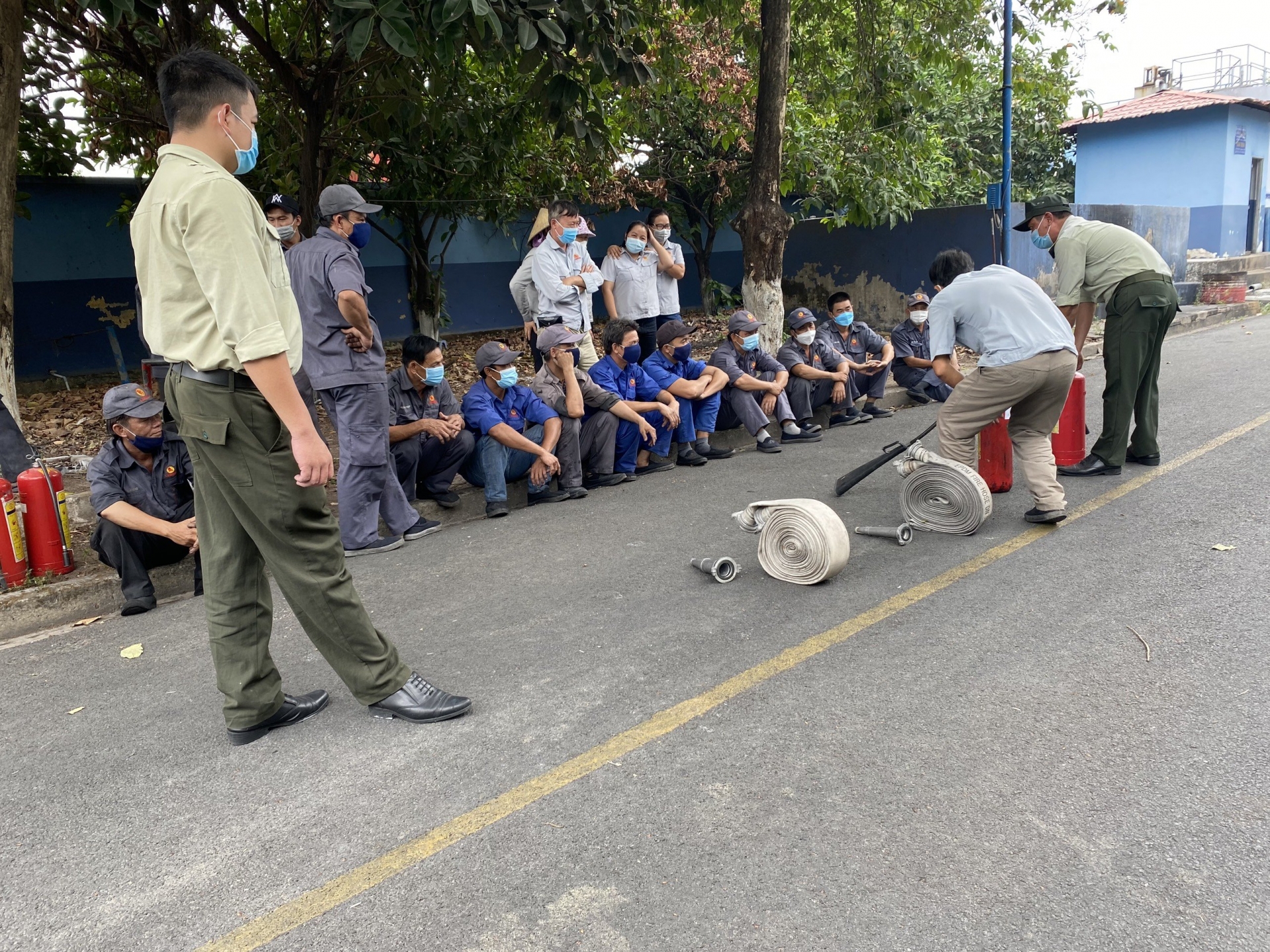 Phong trào thi đua toàn diện gắn với an toàn lao động, danh dự của từng xí nghiệp Phong trào thi đua toàn diện gắn với an toàn lao động, danh dự của từng xí nghiệp