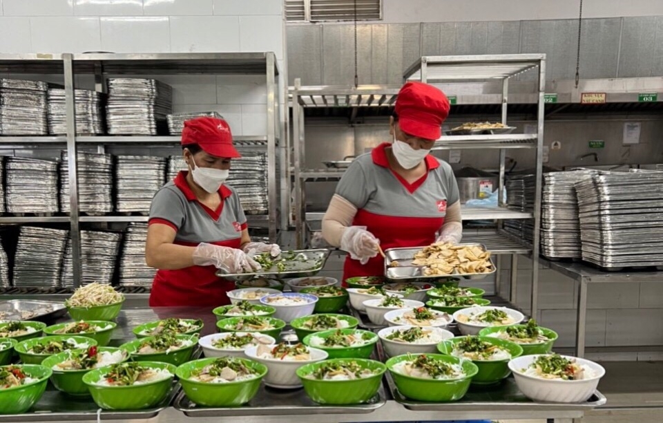 Công đoàn thương lượng giá trị bữa ăn ca thấp nhất là 18.000 đồng/suất Công đoàn thương lượng giá trị bữa ăn ca thấp nhất là 18.000 đồng/suất