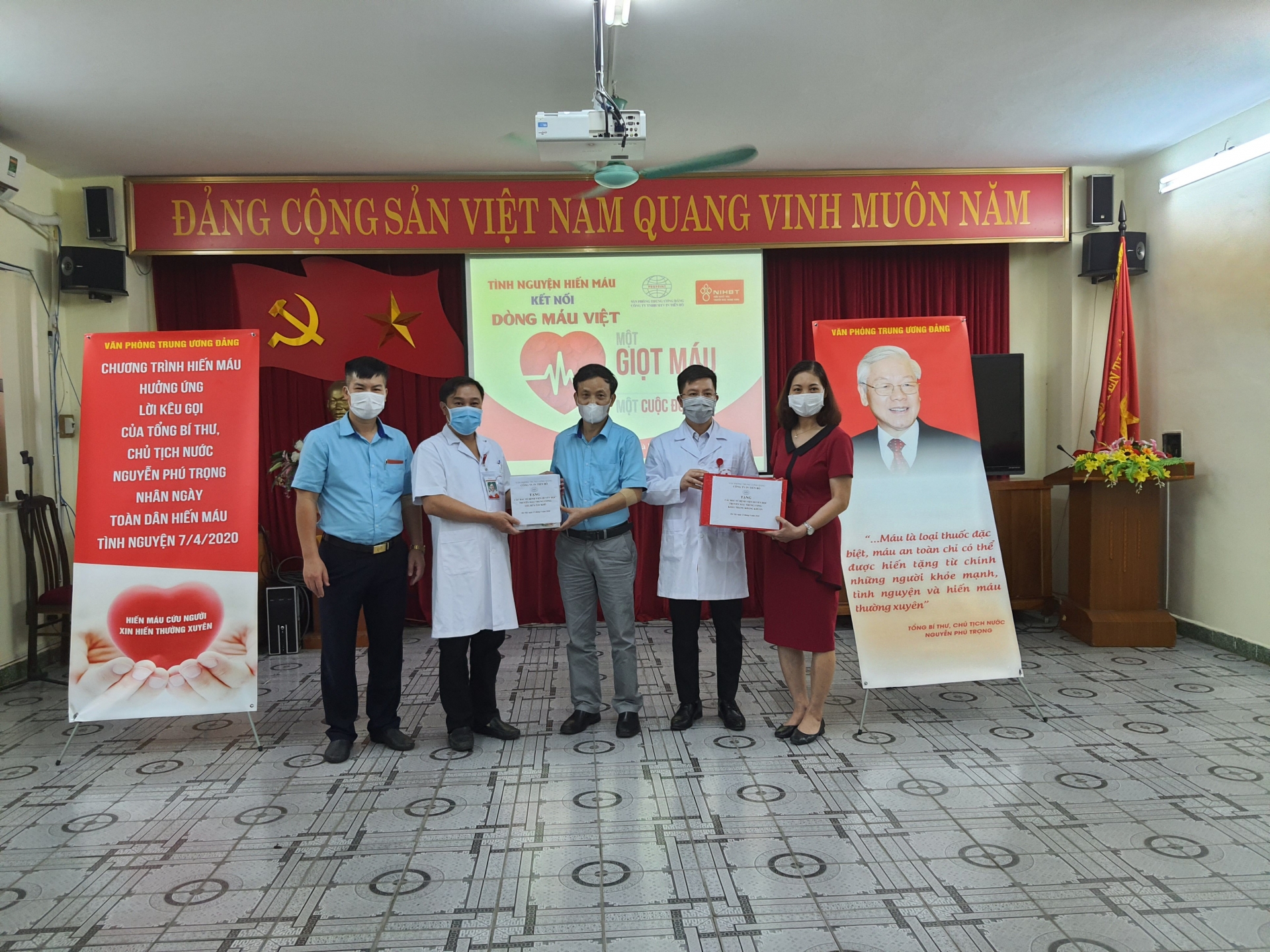 van phong trung uong dang huong ung loi keu goi cua tong bi thu chu tich nuoc