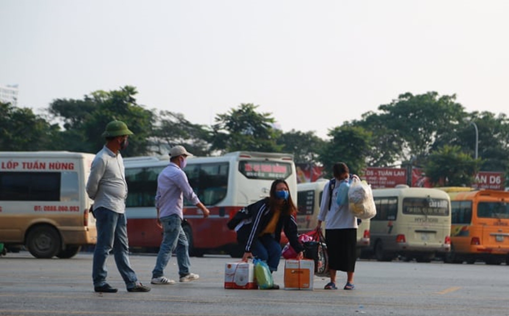 Công nhân về quê dịp nghỉ lễ 30/4: Người vui sướng, kẻ ngậm ngùi cong nhan ve que dip nghi le 304 nguoi vui suong ke ngam ngui