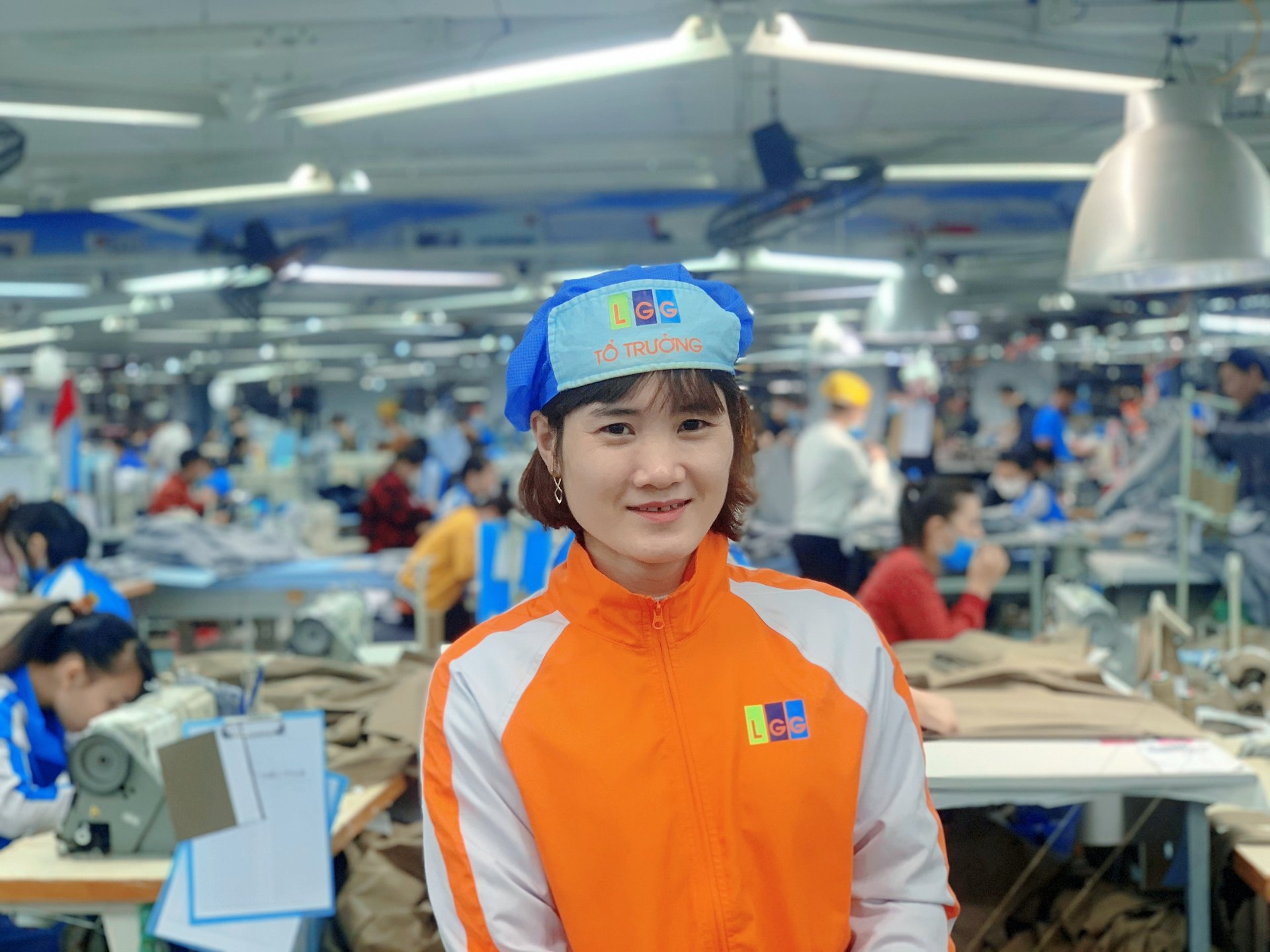 Trai xinh gái đẹp trong bộ đồng phục trẻ trung, năng động Trai xinh gái đẹp trong bộ đồng phục trẻ trung, năng động