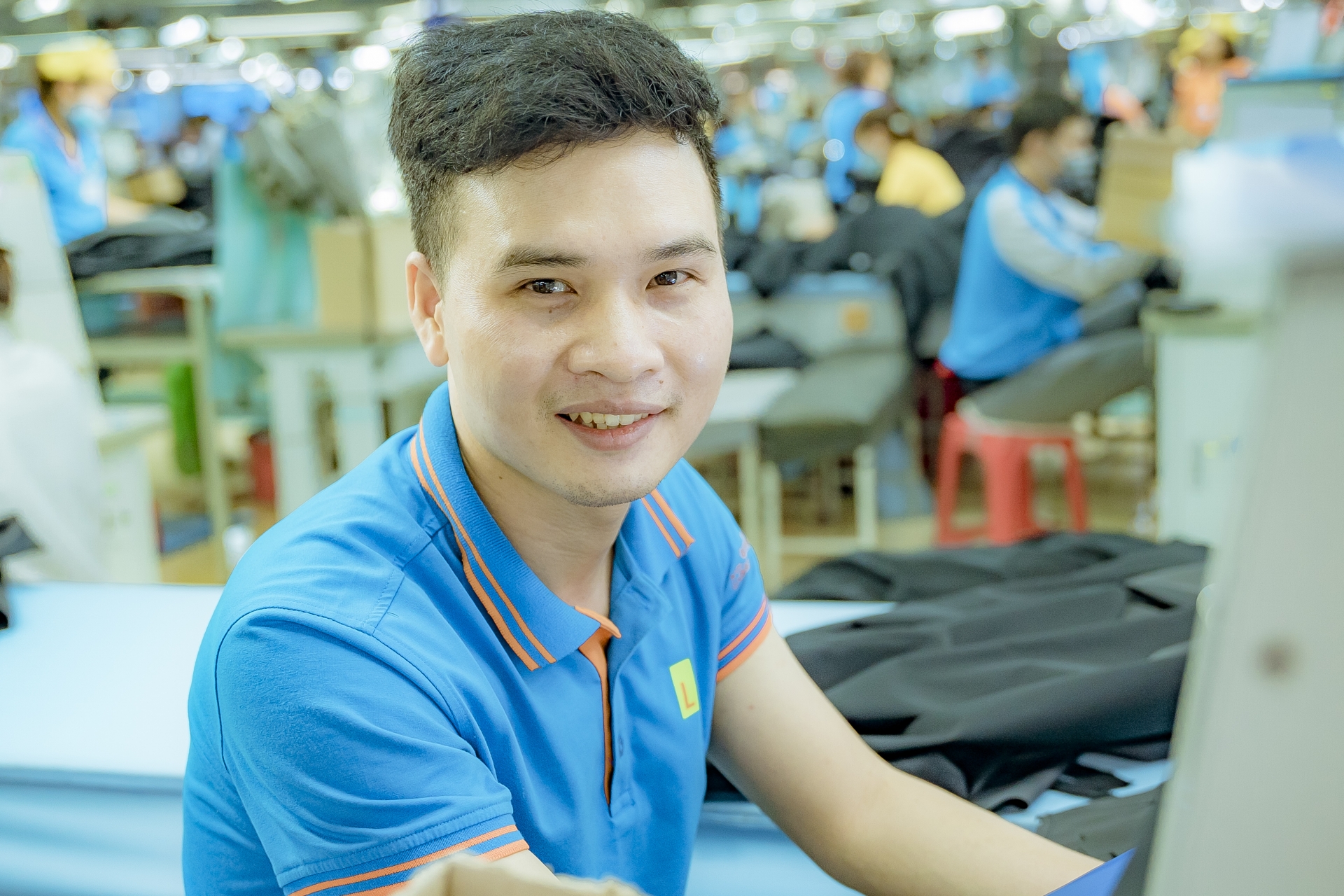 Trai xinh gái đẹp trong bộ đồng phục trẻ trung, năng động Trai xinh gái đẹp trong bộ đồng phục trẻ trung, năng động