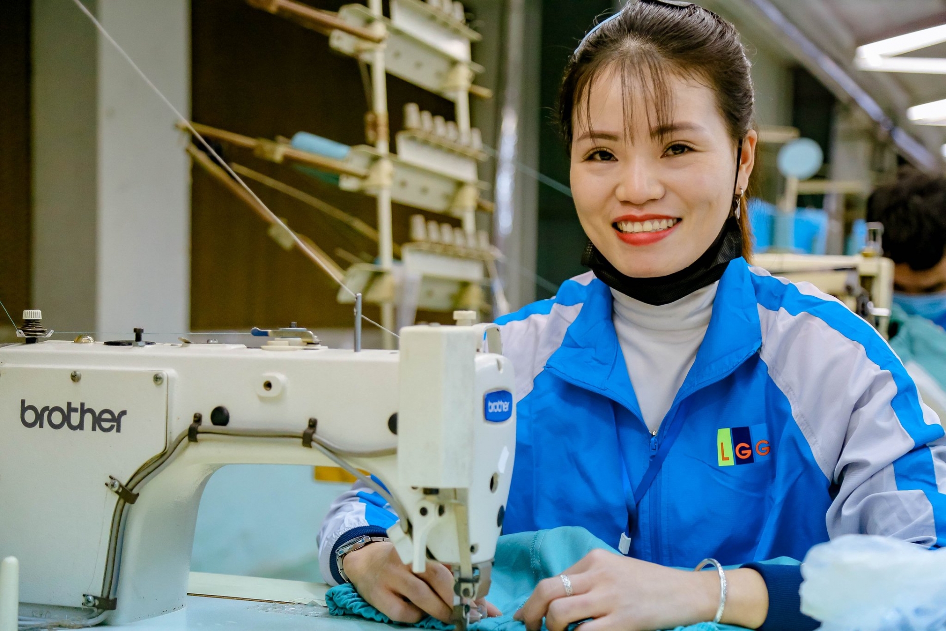 Trai xinh gái đẹp trong bộ đồng phục trẻ trung, năng động Trai xinh gái đẹp trong bộ đồng phục trẻ trung, năng động