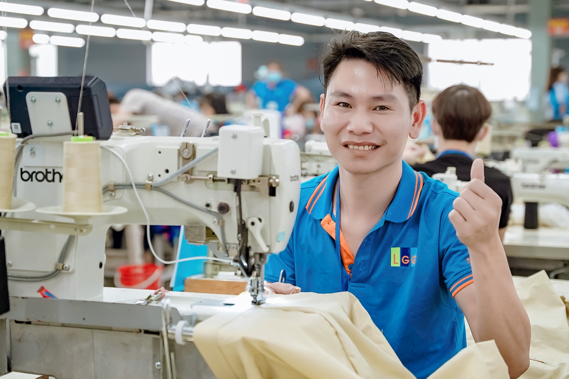 Trai xinh gái đẹp trong bộ đồng phục trẻ trung, năng động Trai xinh gái đẹp trong bộ đồng phục trẻ trung, năng động