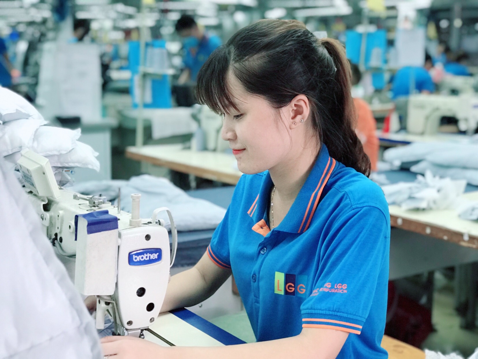 Trai xinh gái đẹp trong bộ đồng phục trẻ trung, năng động Trai xinh gái đẹp trong bộ đồng phục trẻ trung, năng động