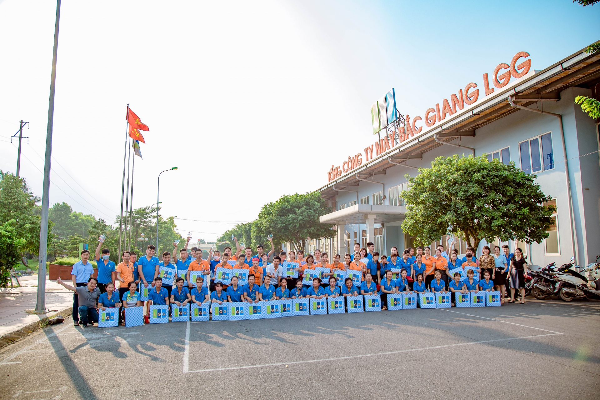 Trai xinh gái đẹp trong bộ đồng phục trẻ trung, năng động