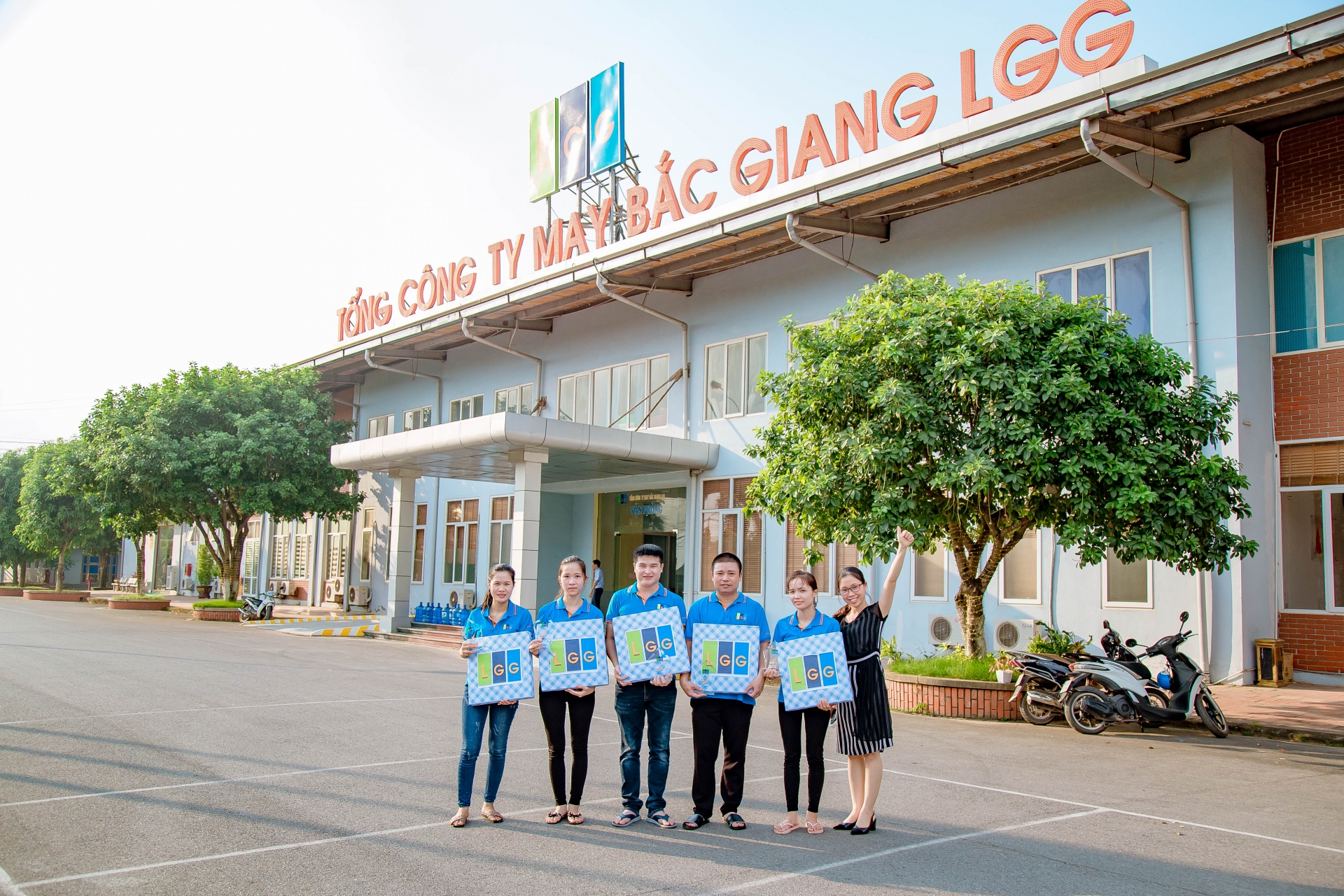 Trai xinh gái đẹp trong bộ đồng phục trẻ trung, năng động Trai xinh gái đẹp trong bộ đồng phục trẻ trung, năng động