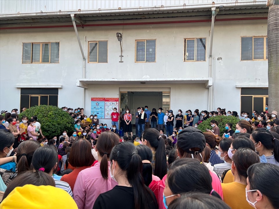 Đồng ý với nâng mức lương cơ bản lên 230.000 đồng/tháng, công nhân trở lại làm việc Đồng ý với nâng mức lương cơ bản lên 230.000 đồng/tháng, công nhân trở lại làm việc