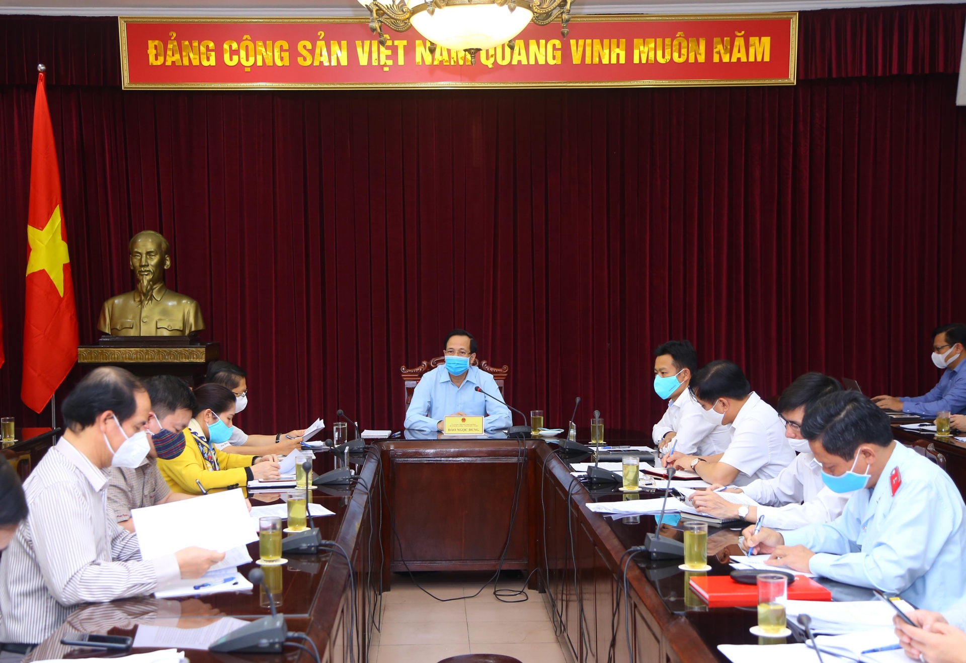 hom nay nguoi kho khan vi covid 19 goi tong dai 111 duoc giai dap chinh sach ho tro