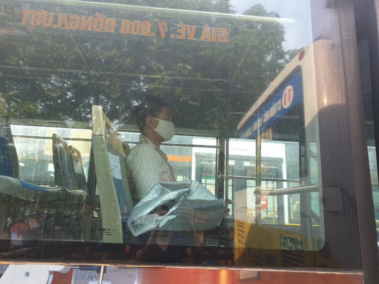 Ngày đầu tiên xe buýt Hà Nội trở lại hoạt động 100% tuyến: Vắng khách! ngay dau tien xe buyt ha noi tro lai hoat dong 100 tuyen vang khach