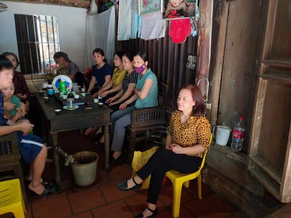 Cô giáo mầm non dang tay chăm sóc trẻ có bố mẹ thiểu năng trí tuệ co giao mam non dang tay cham soc tre co bo me thieu nang tri tue