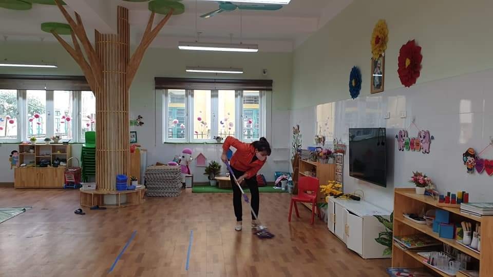 Cô giáo mầm non dang tay chăm sóc trẻ có bố mẹ thiểu năng trí tuệ co giao mam non dang tay cham soc tre co bo me thieu nang tri tue